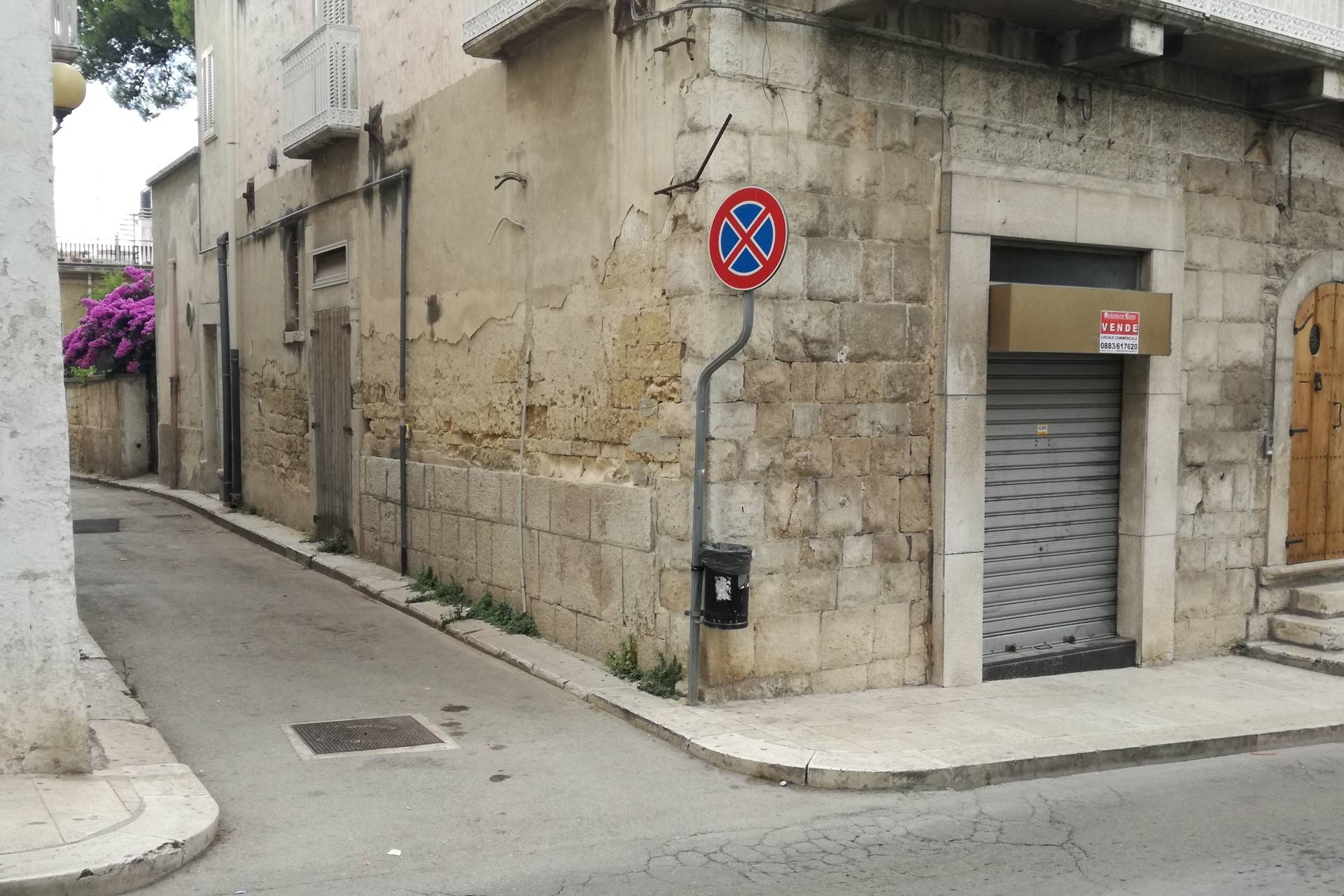 Locale commerciale in vendita a Canosa di Puglia