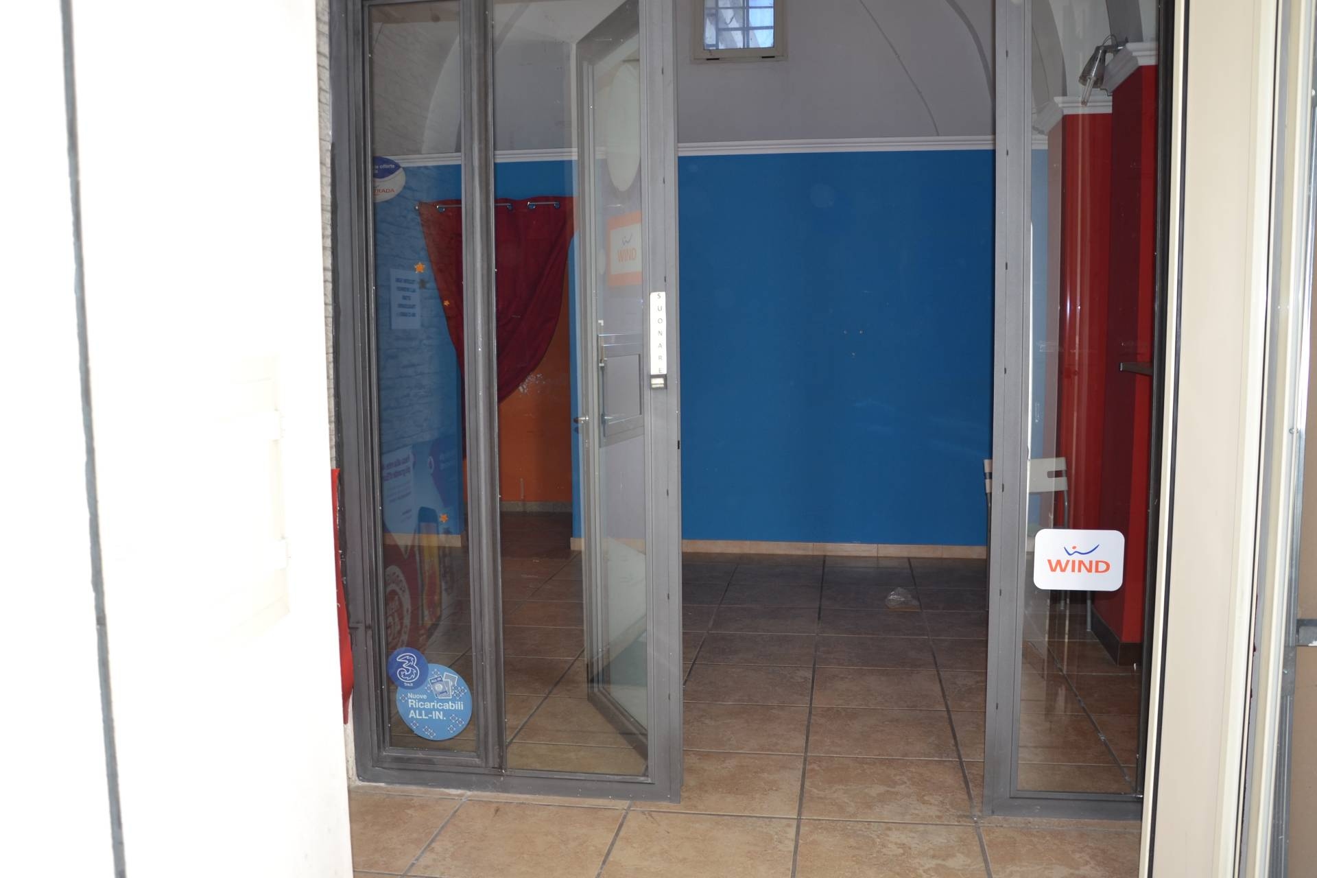 Locale commerciale in affitto a Canosa di Puglia