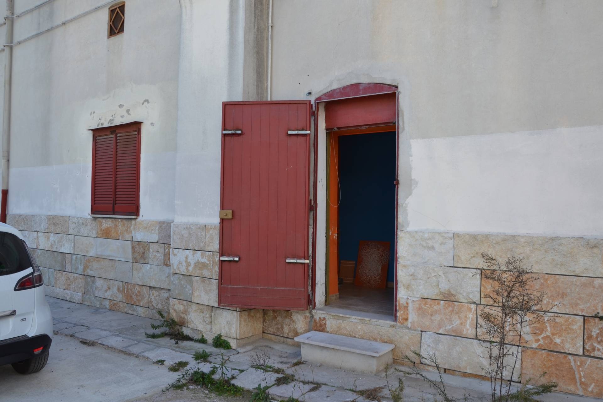 Locale commerciale in affitto a Canosa di Puglia