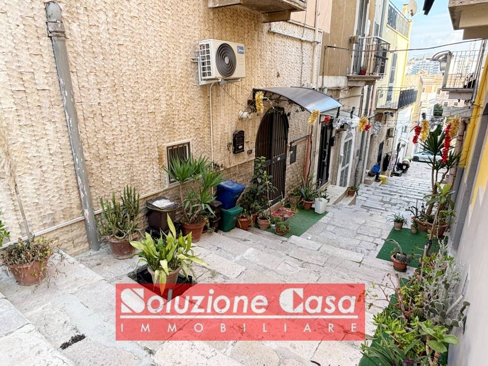Casa indipendente in vendita a Canosa di Puglia, castello