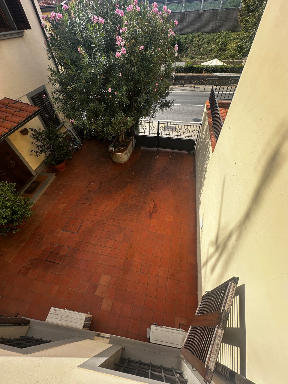 Villa con giardino in via firenze, Prato