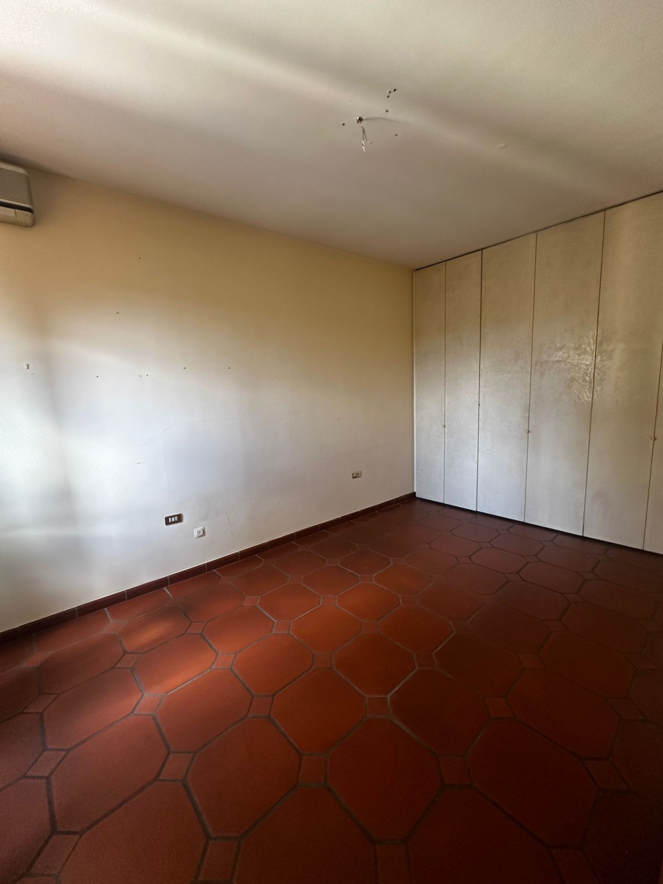 Villa con giardino in via firenze, Prato