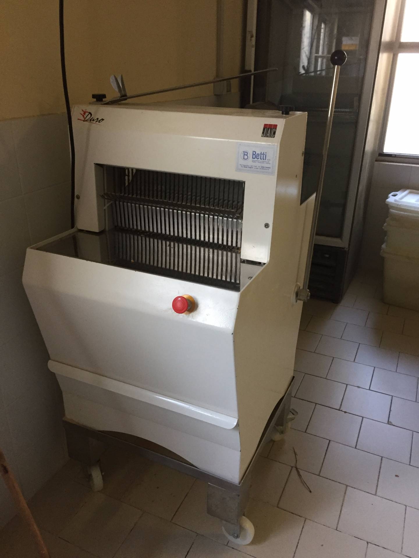 Locale commerciale in vendita a Cervia