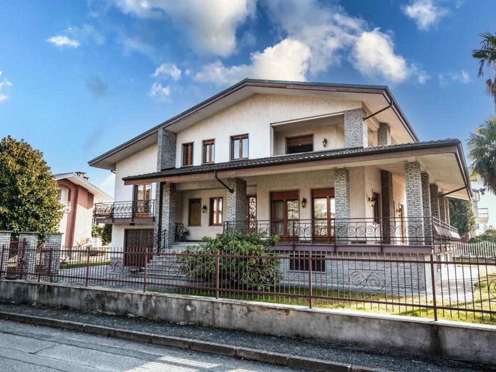 Villa Bifamiliare con giardino a Bricherasio