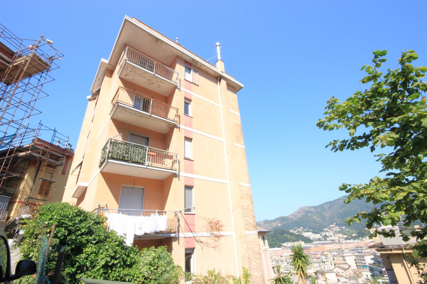 Quadrilocale con giardino a Genova