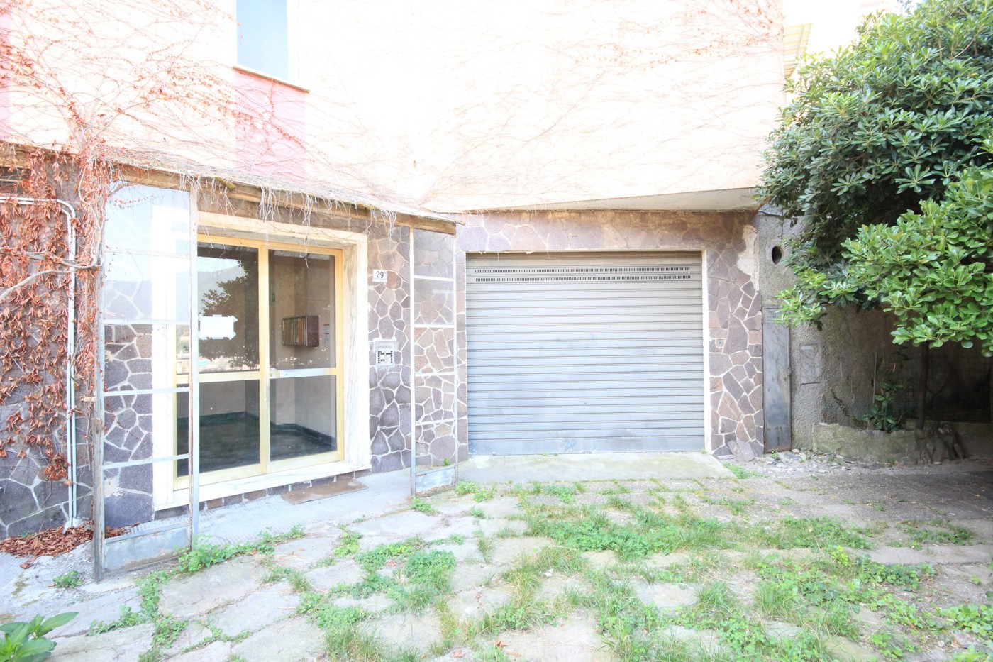 Quadrilocale con giardino a Genova