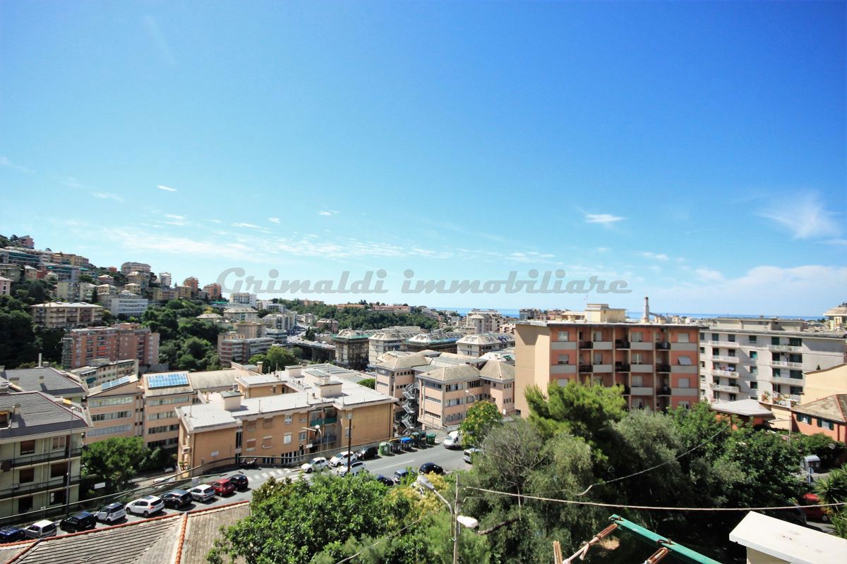 Trilocale ristrutturato a Genova