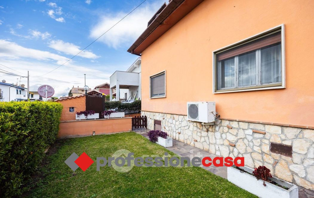 Casa indipendente con giardino a Pomezia