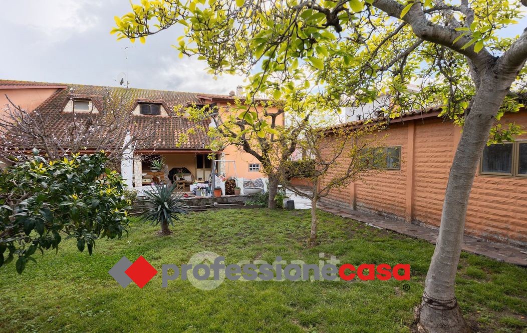Casa indipendente con giardino a Pomezia