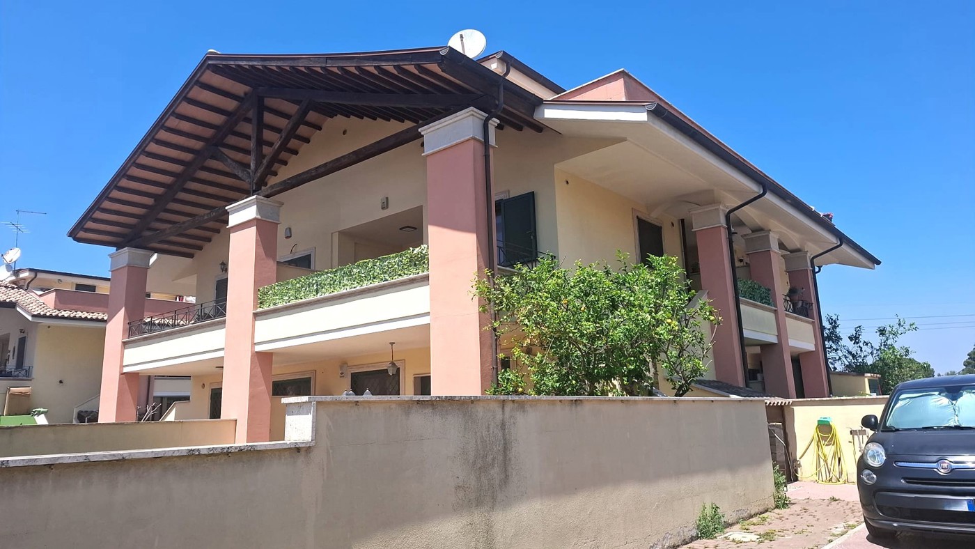 Casa indipendente con giardino a Pomezia