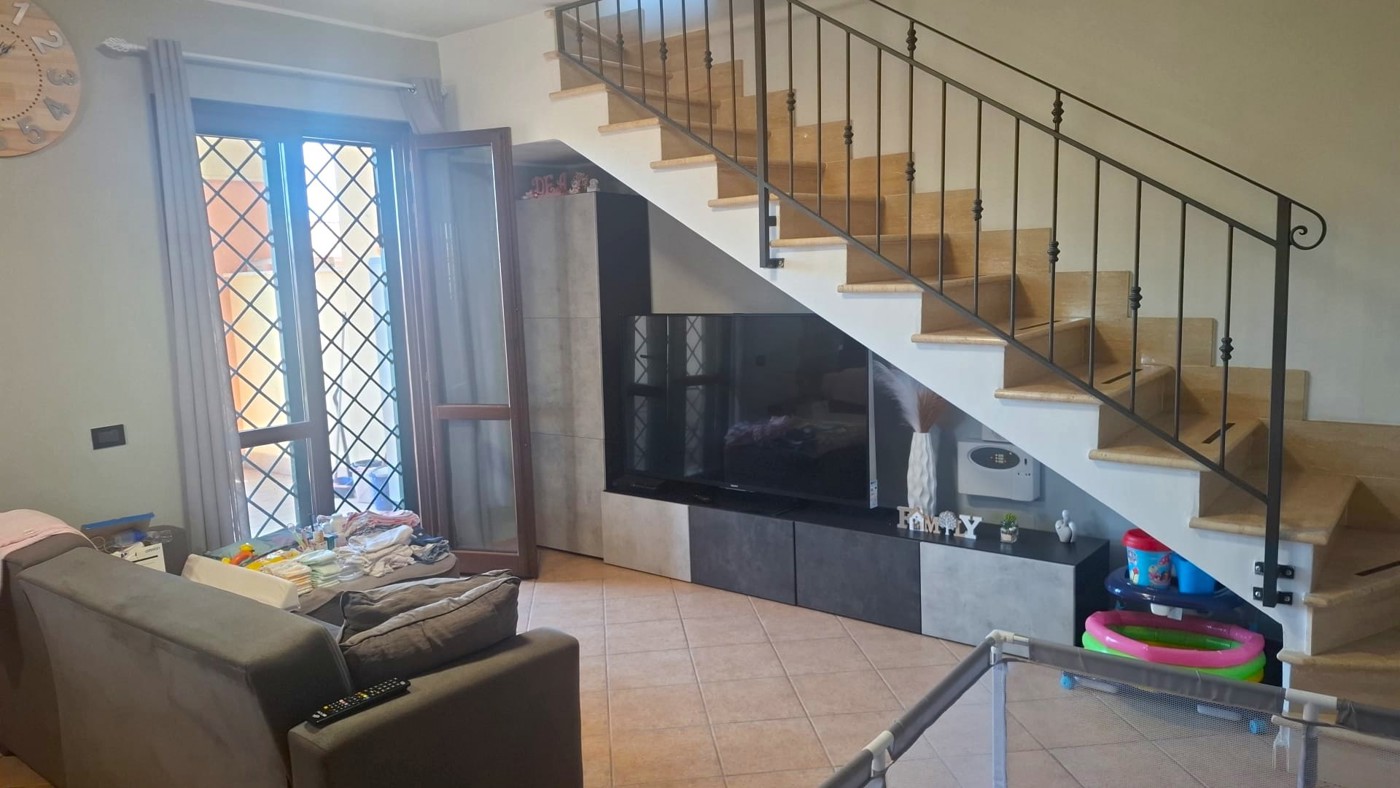 Casa indipendente con giardino a Pomezia
