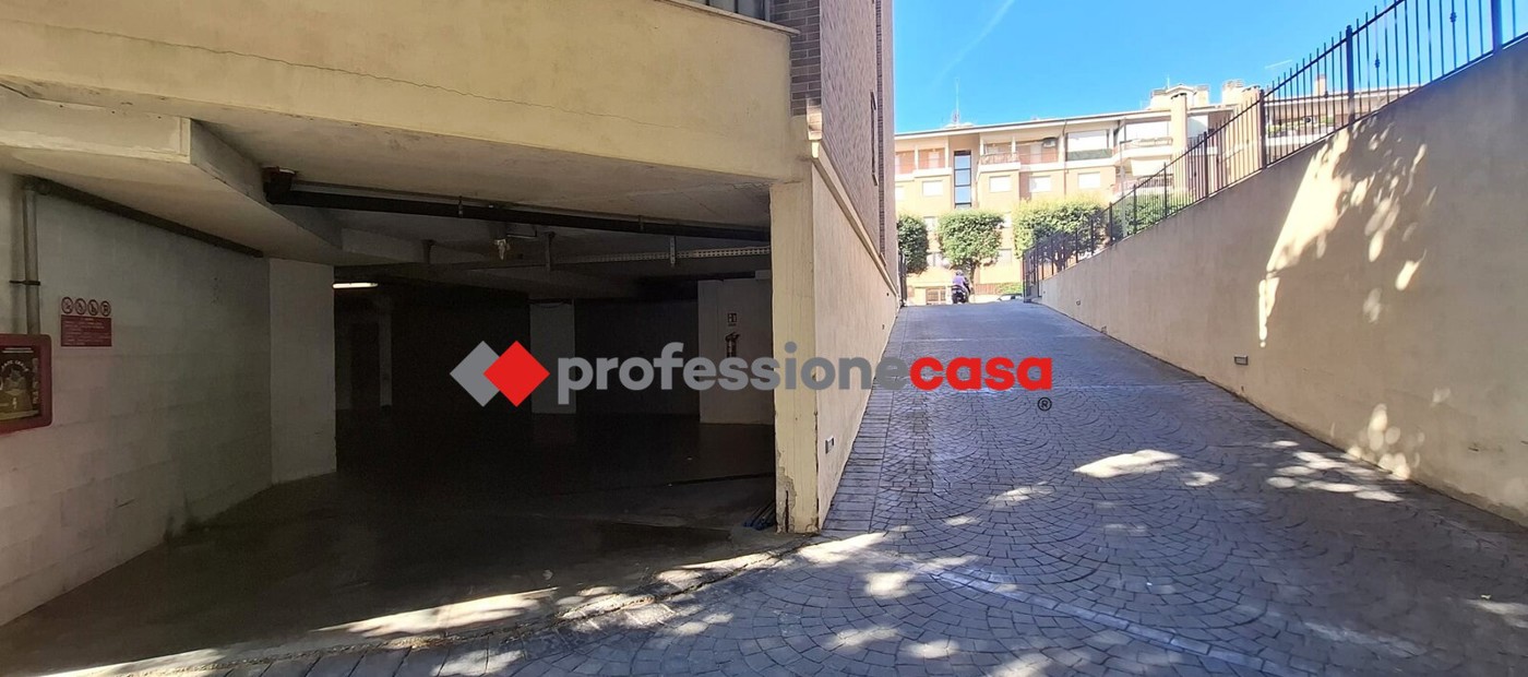 Box/Garage 18mq in vendita a Pomezia