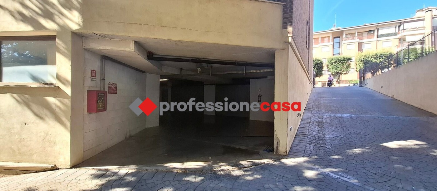 Box/Garage 18mq in vendita a Pomezia