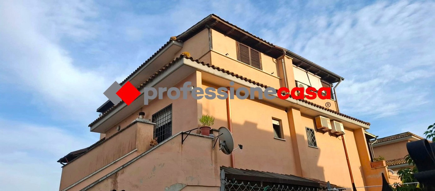 Casa indipendente con giardino a Pomezia