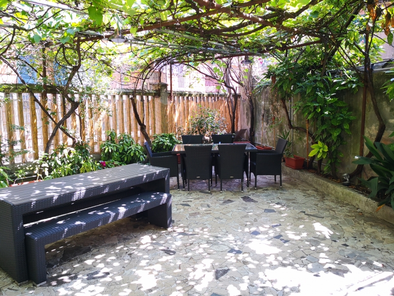 Locale commerciale con giardino a Genova