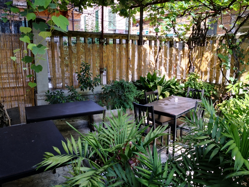 Locale commerciale con giardino a Genova