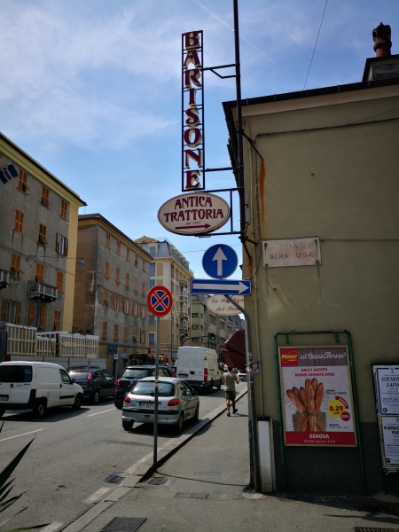 Locale commerciale con giardino a Genova