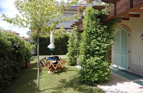 Casa indipendente con giardino a Montignoso