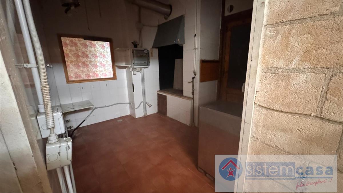 Locale commerciale in affitto, Corato p.zza indipendenza