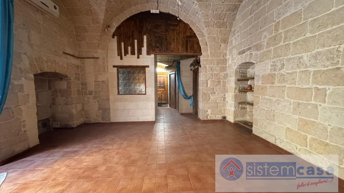 Locale commerciale in affitto, Corato p.zza indipendenza