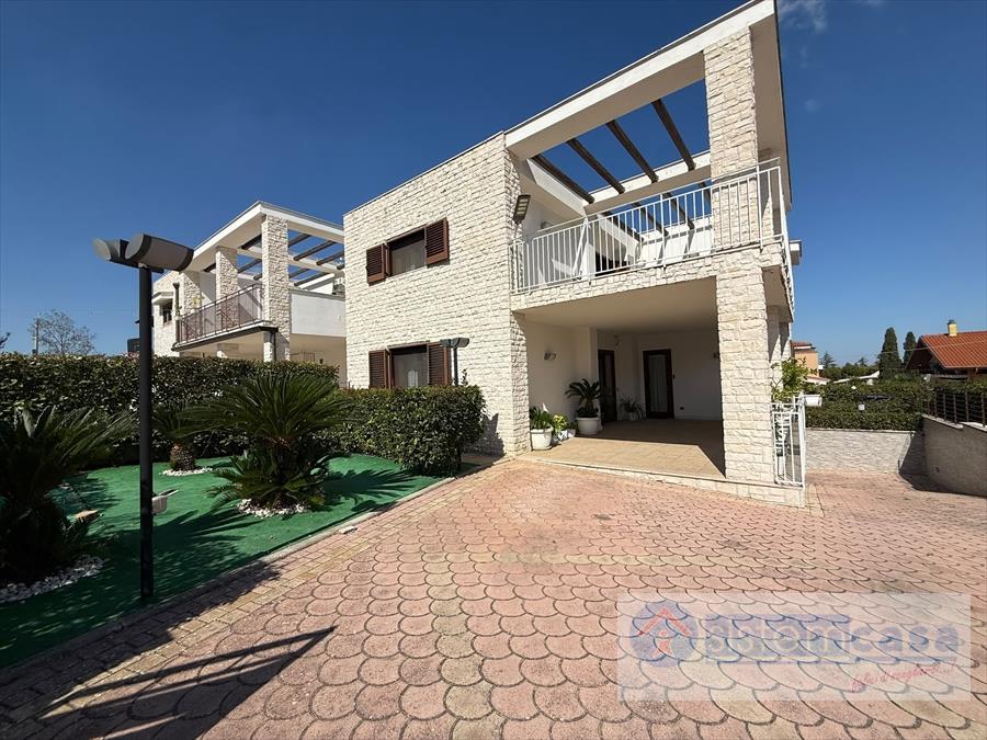 Villa con giardino, Corato viale delle turberose