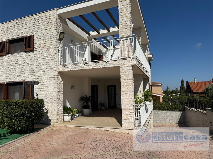 Villa con giardino, Corato viale delle turberose