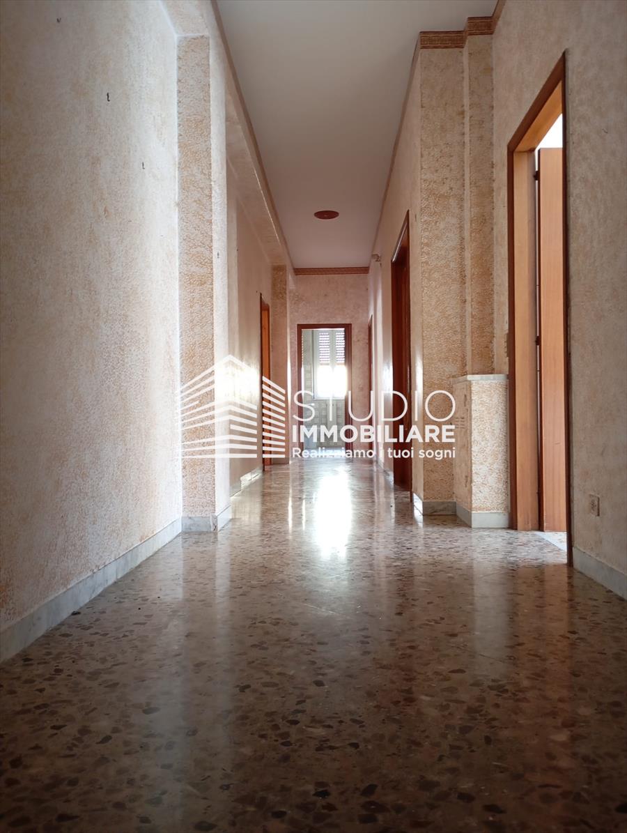Quadrilocale con box, Ruvo di Puglia via valle no�