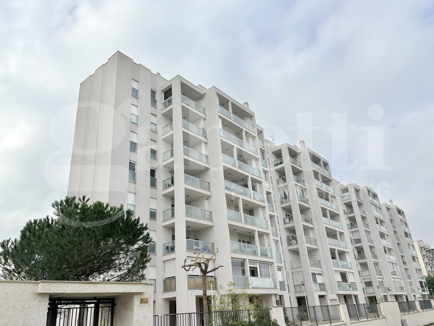 Trilocale con box a Bari