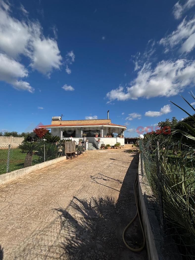 Villa con giardino a Sava